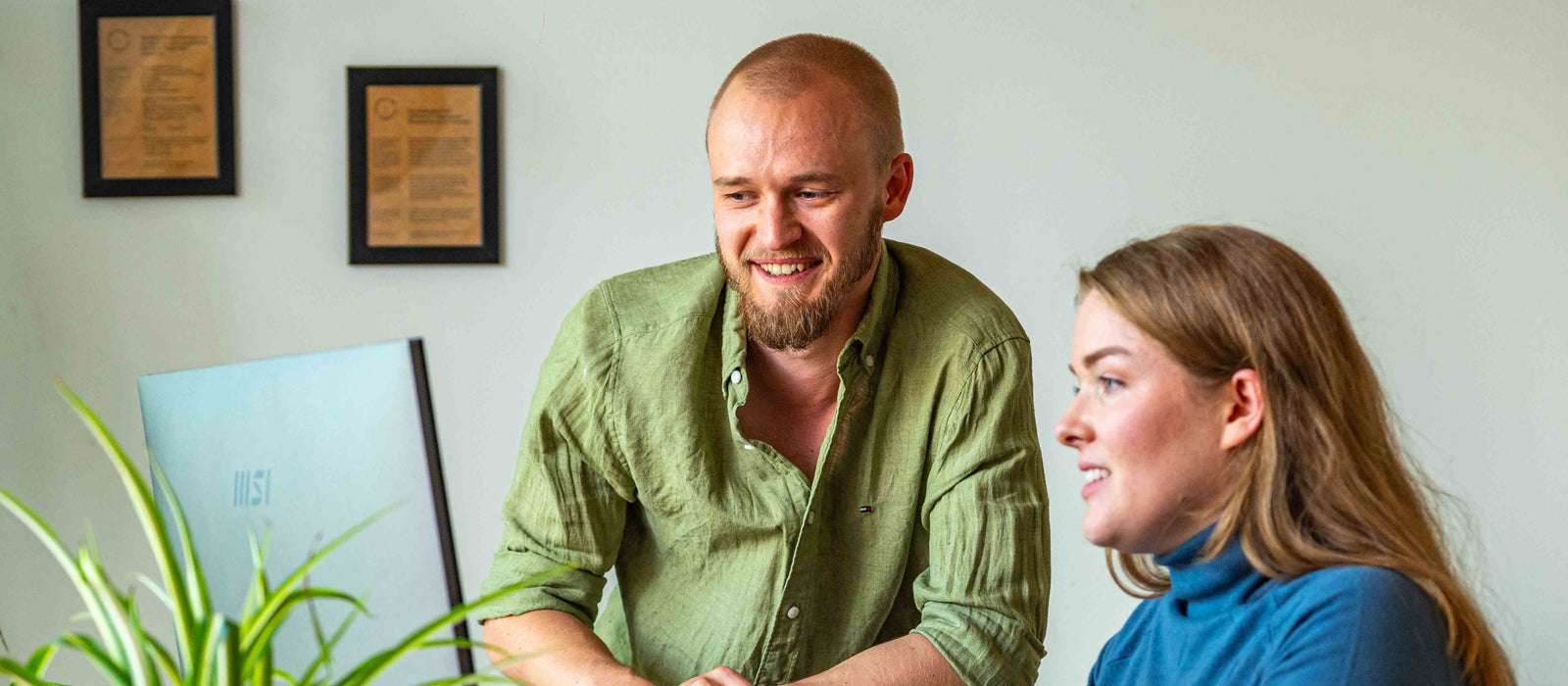 Florian & Katharina beim Arbeiten am Laptop