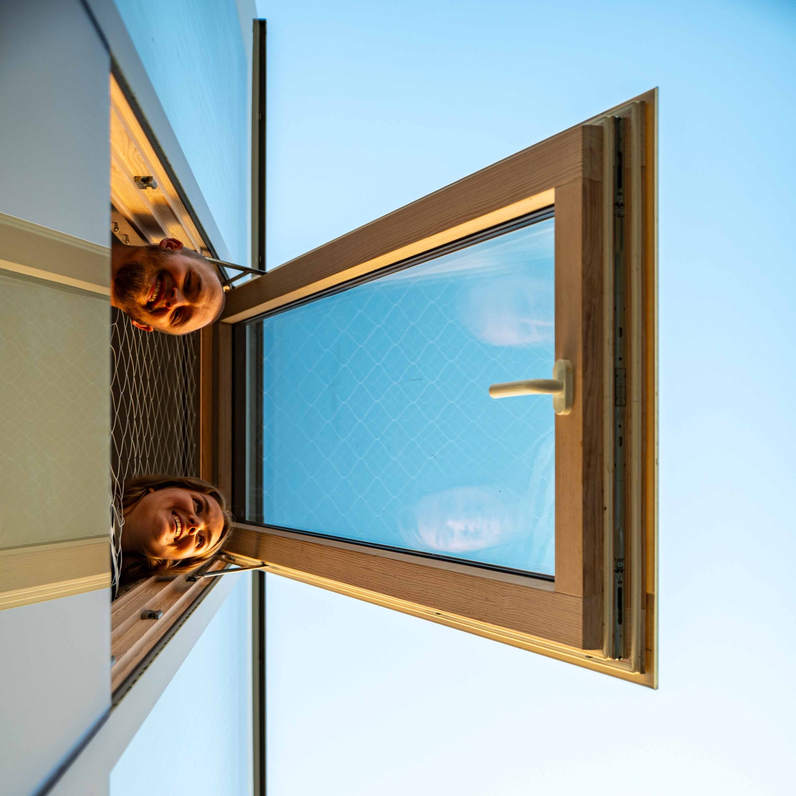 Katharina und Florian schauen aus Fenster