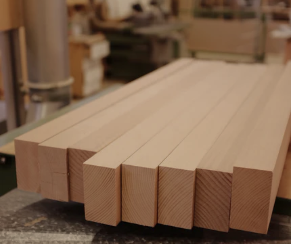 mehrere liegende Holzbalken 