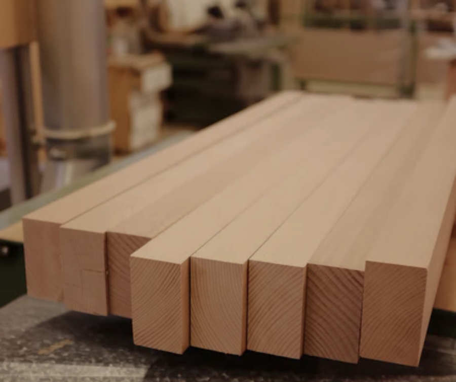 mehrere liegende Holzbalken 