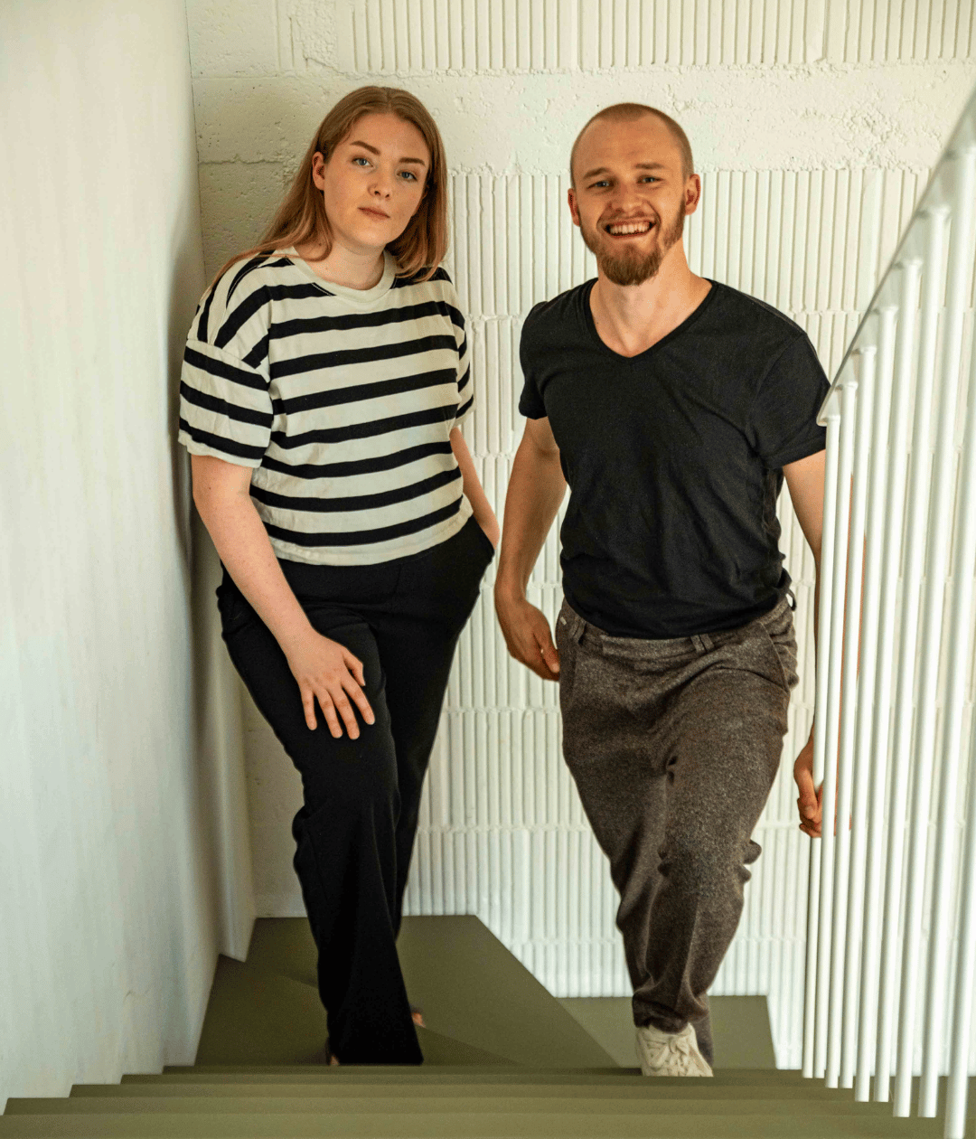 Katharina und Florian auf einer Treppe